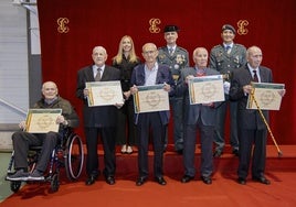 Los veteranos de la Guarcia Civil posan con sus diplomas junto a las autoridades.