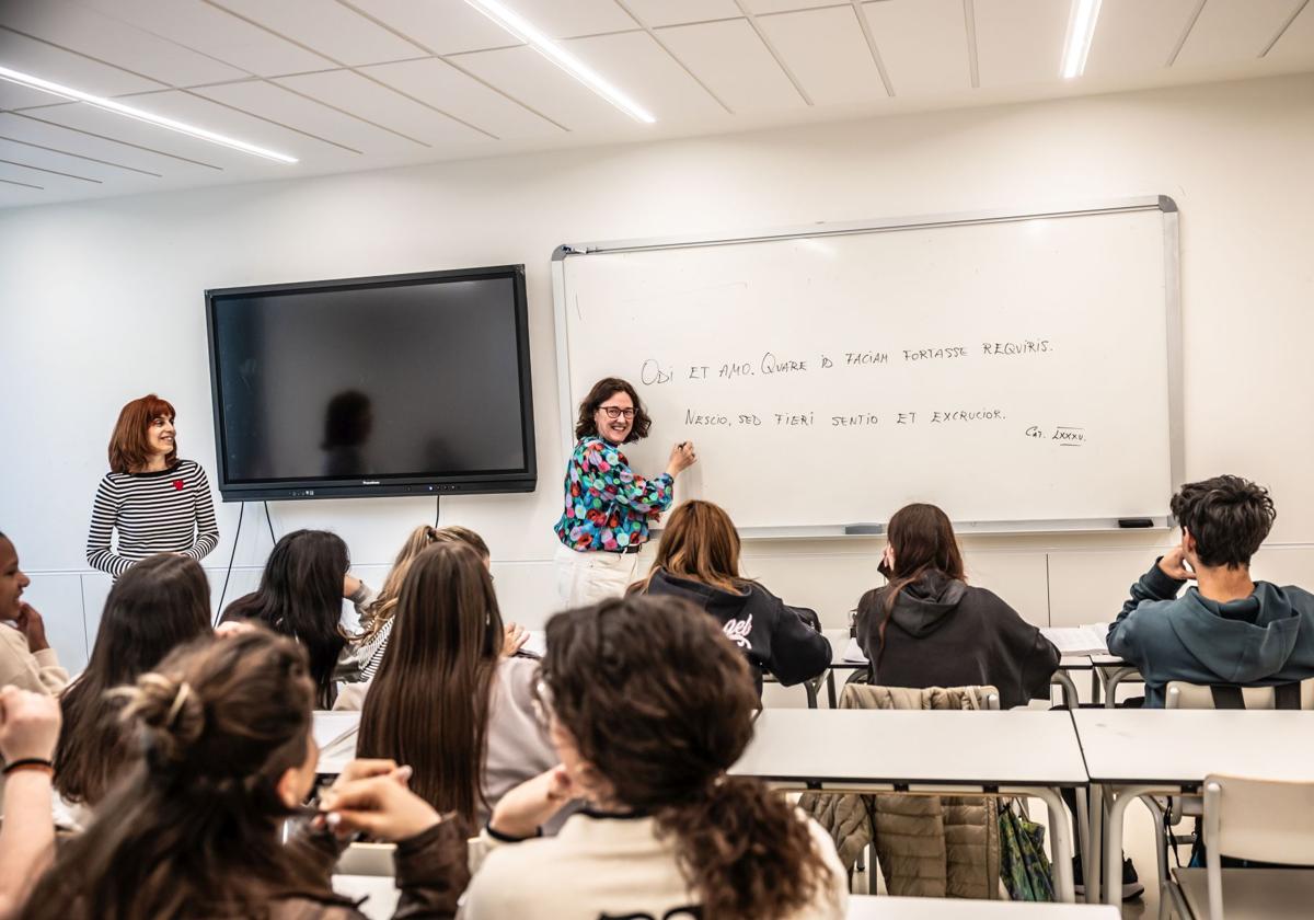 Dos profesoras de Latín del IES Sagasta, en clase con sus jóvenes alumnos.