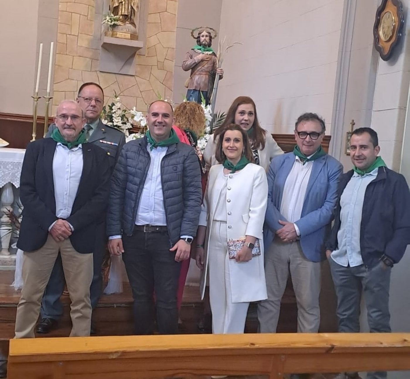 Autoridades junto a la imagen del santo en Cabretón. 
