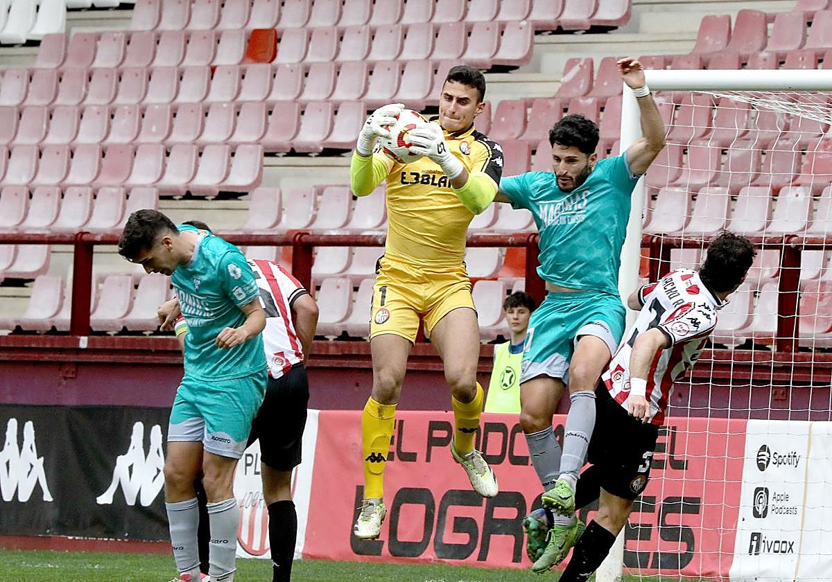 Oriol sale con autoridad para hacerse con el balón.