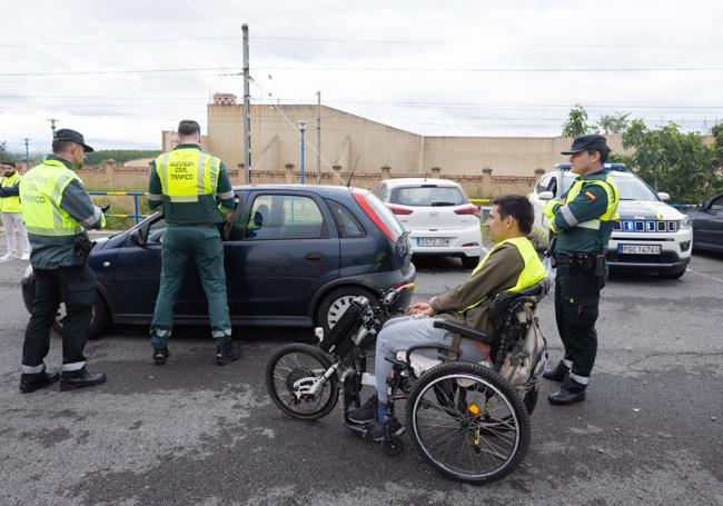 En el dispositivo han acompañado a los agentes usuarios del CRMF de Lardero, victimas de accidentes de tráfico.
