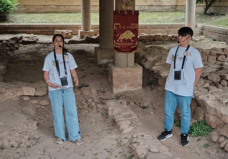 Alumnos de Primaria del CEIP Varia exponen una visita guiada de los restos arqueológicos romanos.
