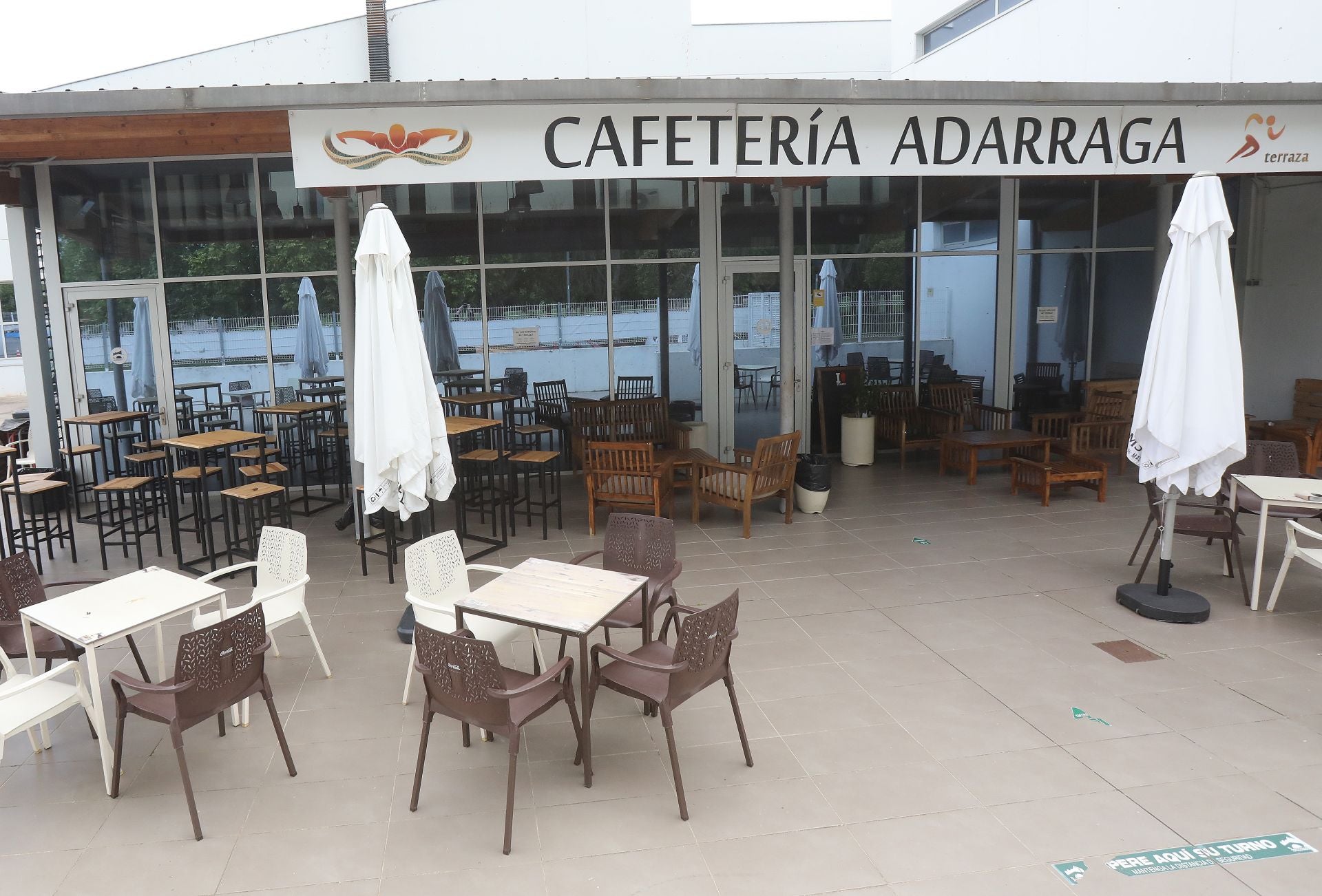 Terraza de la cafetería del edificio de la piscina climatizada del mismo complejo en Logroño, ayer.