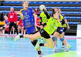 Alba Sánchez lanza a portería durante el encuentro que midió al Grafometal con Gijón en el Palacio.