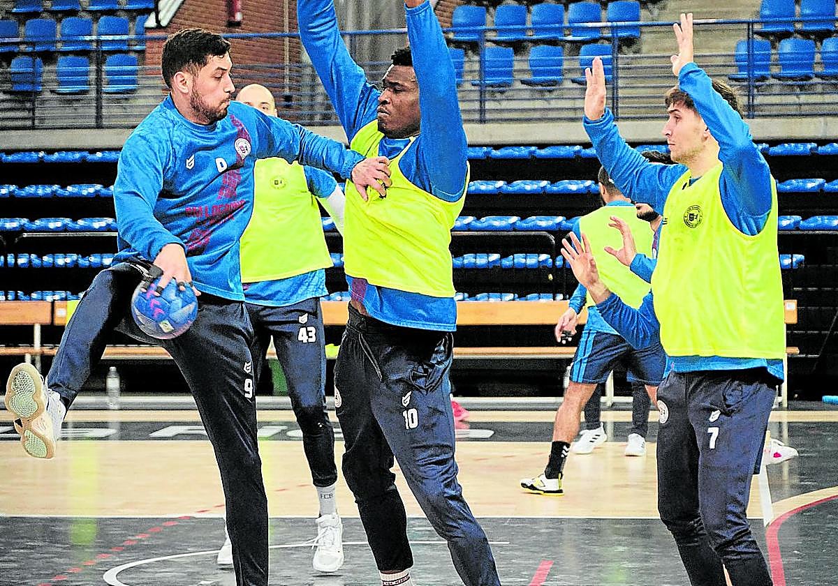 El Korchi intenta superar a su compañero Modi en un entrenamiento del Ciudad de Logroño.