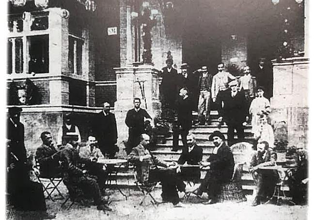 Los primeros socios del Gran Casino, en la primera sede, el palacete de los Herreros de Tejada.