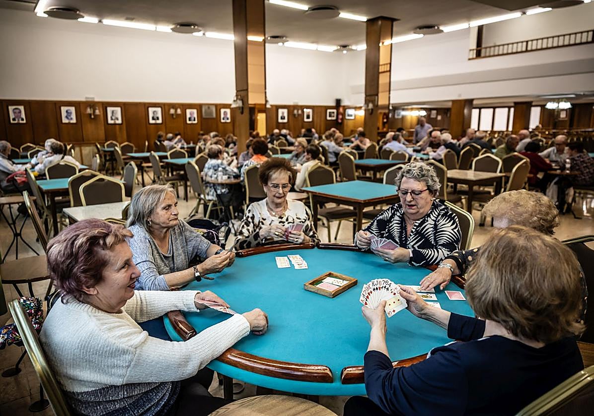 Imagen principal - Un grupo de mujeres juega a las cartas; la entrada actual al edificio del Gran Casino; y Juan Carlos Fernández, presidente de la junta directiva.