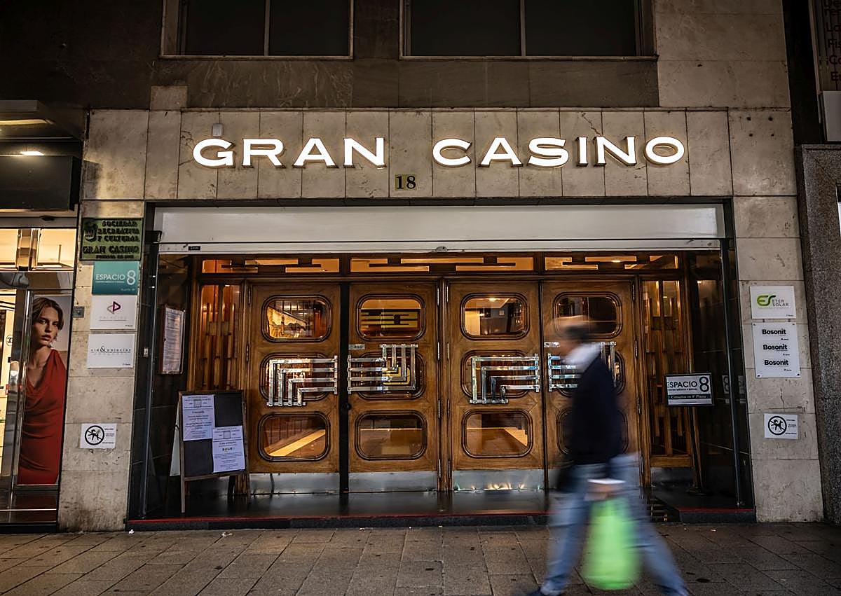 Imagen secundaria 1 - Un grupo de mujeres juega a las cartas; la entrada actual al edificio del Gran Casino; y Juan Carlos Fernández, presidente de la junta directiva.