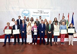 Voluntarios y colaboradores recogen sus menciones y premios en la XI edición de 'Amigos y Alimentos'.