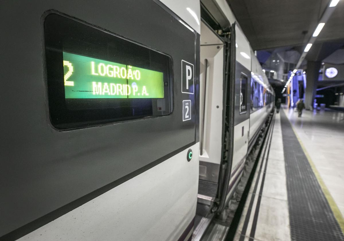 El Alvia Logroño-Madrid, en la estación de Logroño antes de partir.