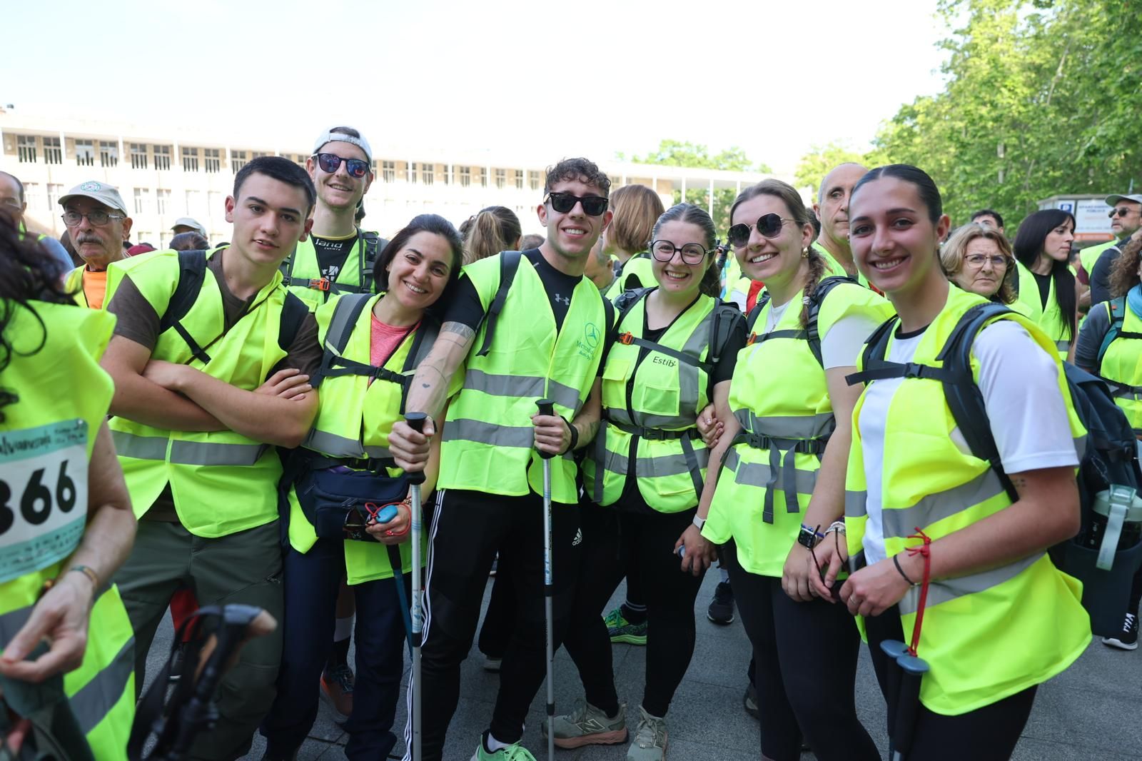 Un grupo de marchosos antes de comenzar la exigente ruta hacia Valvanera desde Logroño.