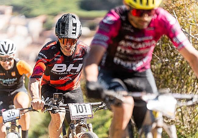 En segundo plano, Carlos Coloma en la etapa de este sábado.