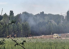 Fuego junto a la depuradora de agua de Logroño