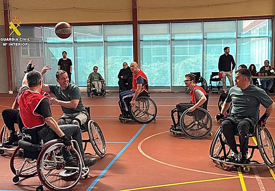 Un momento del partido entre agentes del Sector de Tráfico de la Guardia Civil en La Rioja y usuarios del CRMF.
