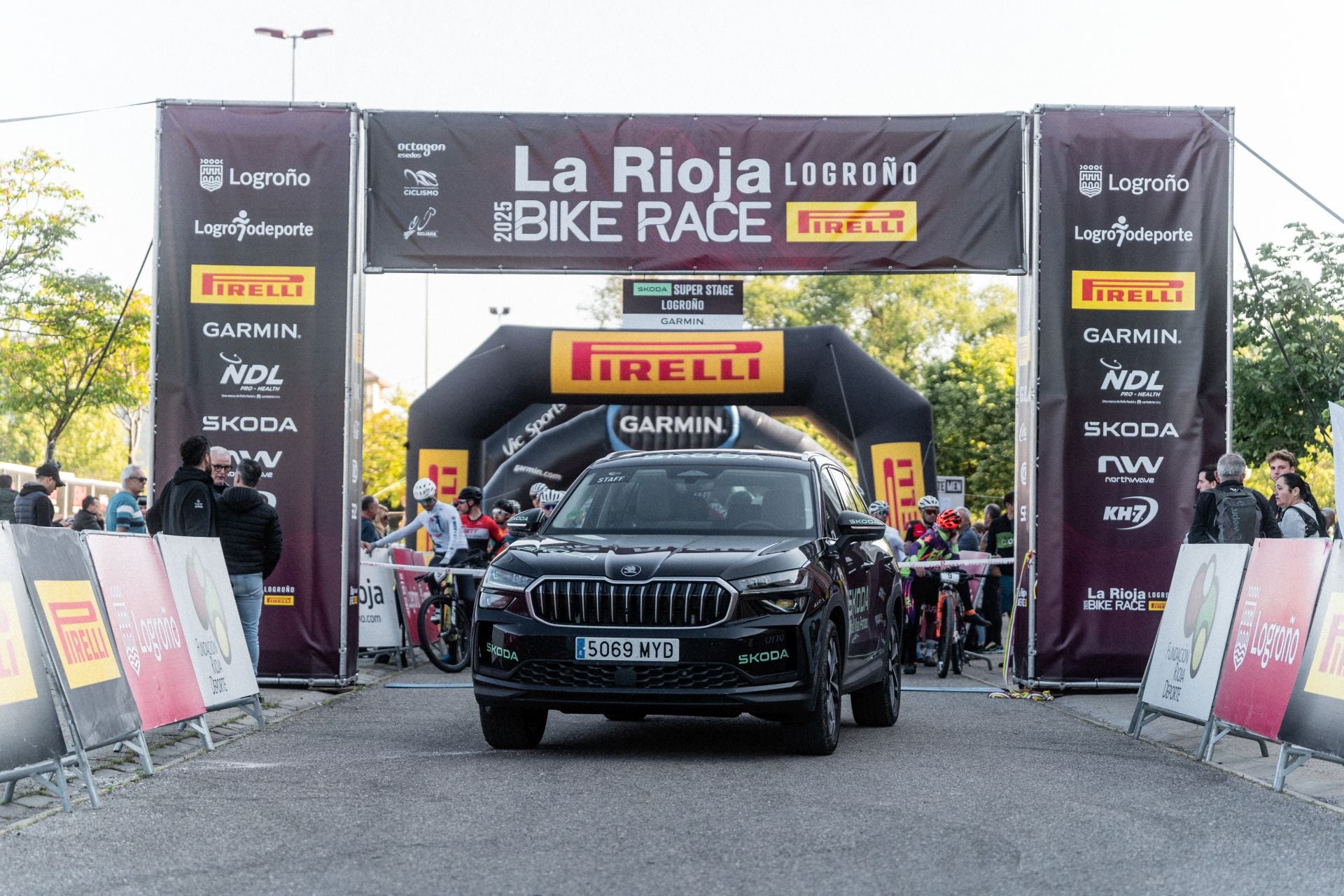 La salida y los podios de la segunda etapa de La Rioja Bike Race 2025