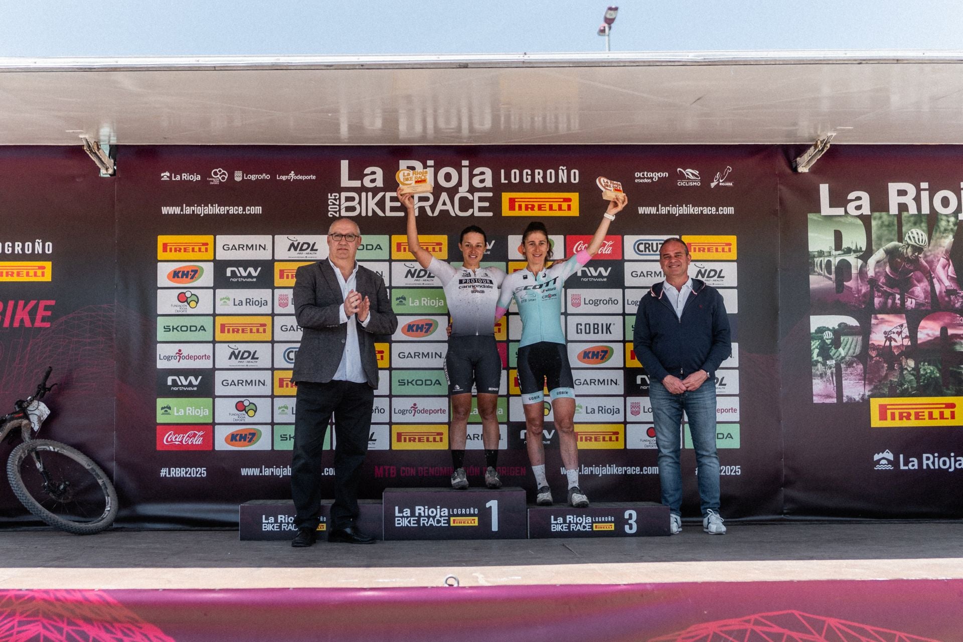 La salida y los podios de la segunda etapa de La Rioja Bike Race 2025