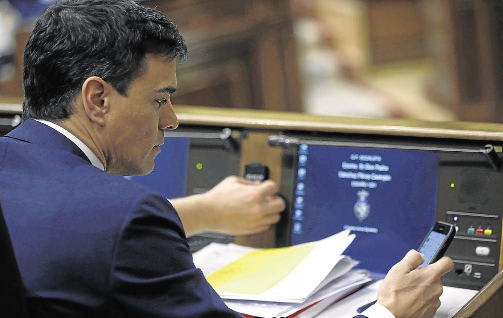 Sánchez, dándole al móvil en 2016 en el Congreso. Ya leeremos lo que escribía