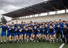 Plantilla y técnicos de la SD Logroñés posan relajados esta semana en Pradoviejo.