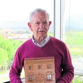 Alberto Recio con su maqueta del palacio Condes de Haro.
