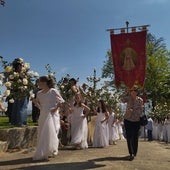 Las doncellas en procesión a la ermita de la Virgen del Roble.