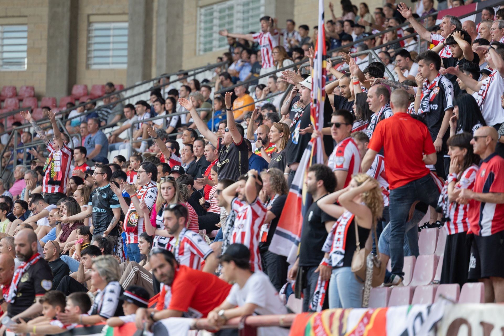 El partido SD Logroñés-Estepona en Las Gaunas