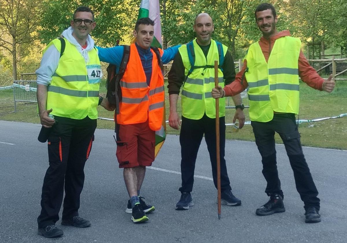 Algunos participantes en la Valvanerada, esta mañana junto al monasterio
