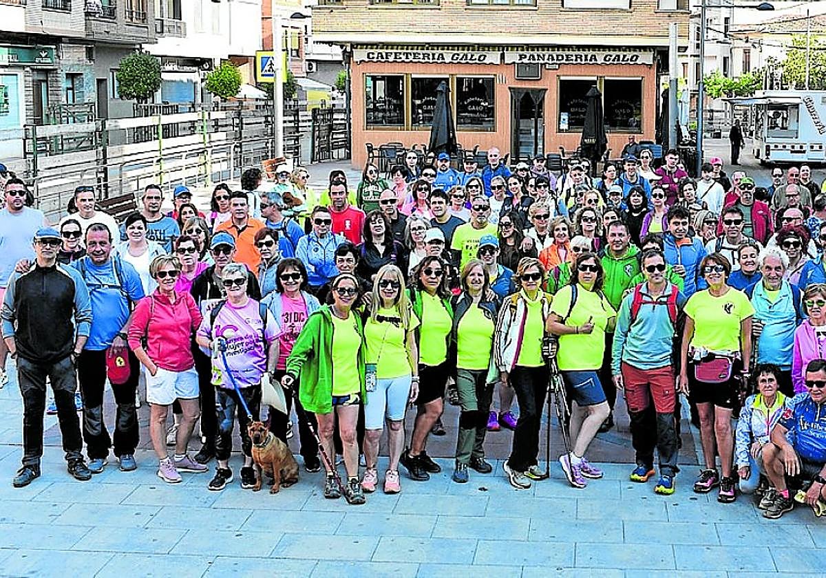 Caminantes en la plaza Gallarza de Rincón de Soto, antes de comenzar la marcha entre sotos.