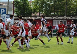 Saque de esquina, que remata el Varea contra La Calzada.