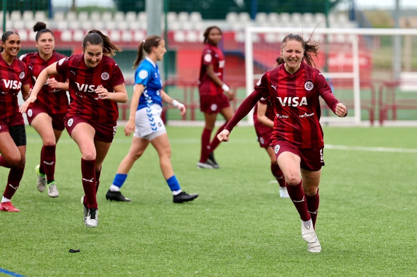 Nata celebra uno de los goles que anotó contra el AEM tras un saque de esquina.