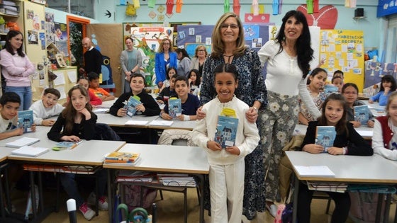 Amira El Gdani, con la escritora Rosa Huertas, su profesora Marian y el resto de escolares de 4º de Primaria del colegio Quintiliano.
