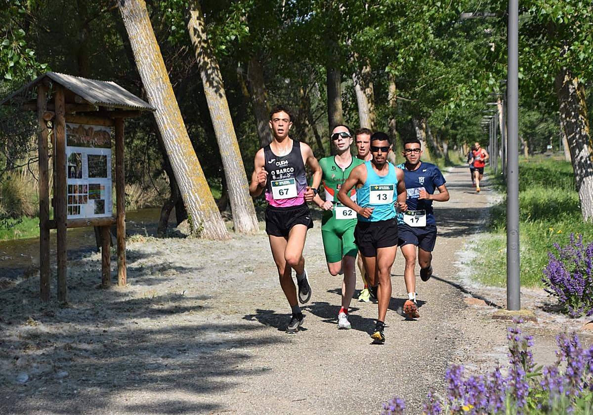 La cabeza de carrera, en la primera vuelta al circuito.