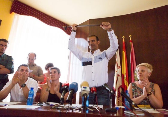 El alcalde de Fuenmayor, Alberto Peso (PP), alza la vara de mando en 2016 gracias al apoyo de IU.