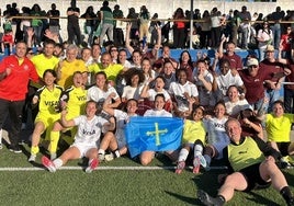 El Dux celebra la victoria en el campo del Cacereño.