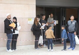 Un grupo de ciudadanos, en la puerta de la Oficina de Extranjería de Logroño.