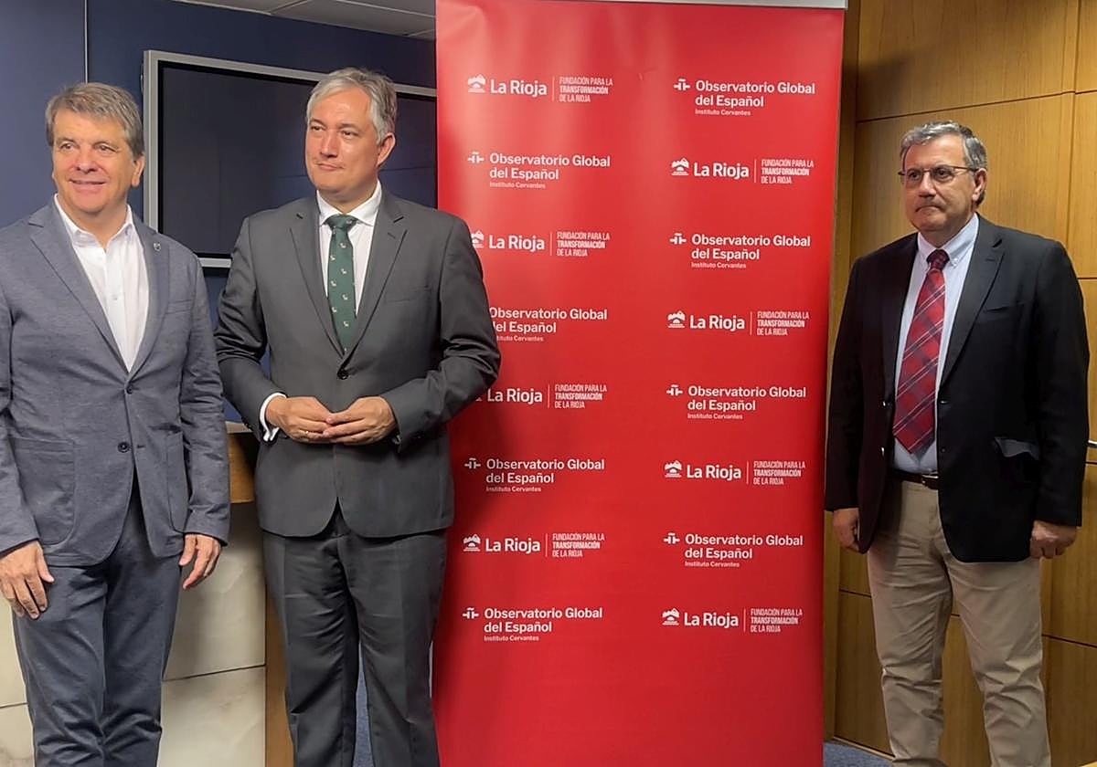 Francisco Moreno, director del Observatorio Global del Español; José Luis Pérez, consejero de Cultura; Arturo Colina, Director General de la Fundación para la Transformación de La Rioja. De izquierda a derecha.