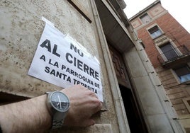 Cartel en la puerta de Santa Teresita.