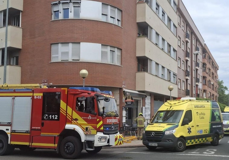Bomberos y ambulancia en la puerta del Entrepuentes, en La Estrella.