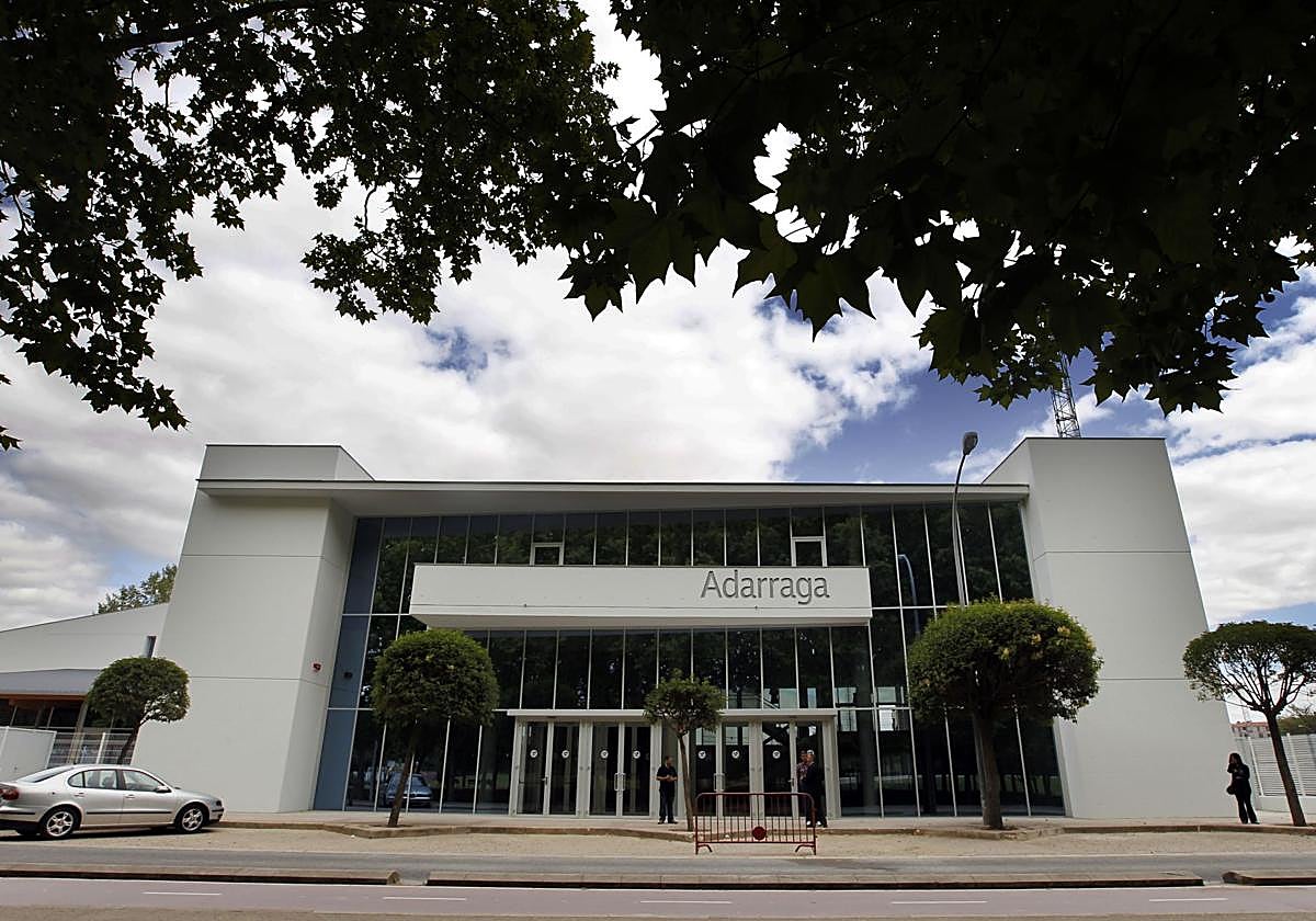 Fachada del edificio de las piscinas del Adarraga