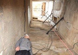 El alcalde de Logroño, Conrado Escobar, mirando el cuerpo de la torre que ha sido vaciado por su mal estado para el montaje de una nueva escalera.