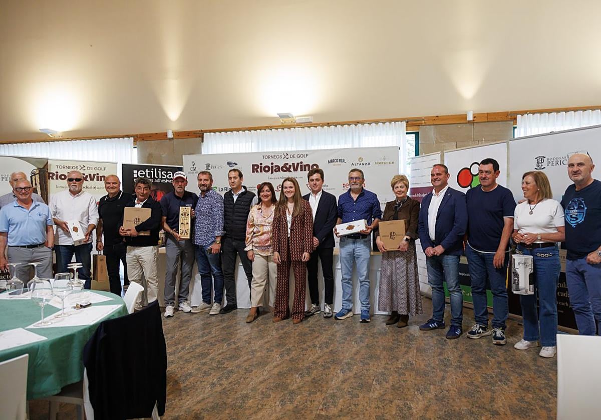 Foto de familia de todos los premiados en el Torneo Bodegas Perica, con los organizadores y patrocinadores.