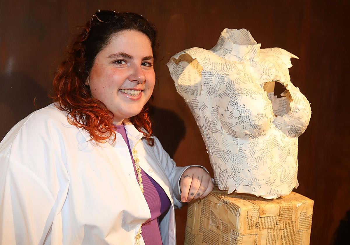 Imagen secundaria 1 - Distintas obras de la exposición y Laura Navarro junto a la 'Corazón de recuerdos', un busto de papel reconocido con una mención especial.