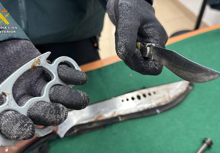 Interceptado en Albelda un hombre que llevaba un machete, una navaja y un puño americano en su coche