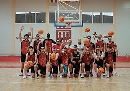 Jugadores y cuerpo técnico del Cocinas.com posan en el martes en el polideportivo de Lobete.
