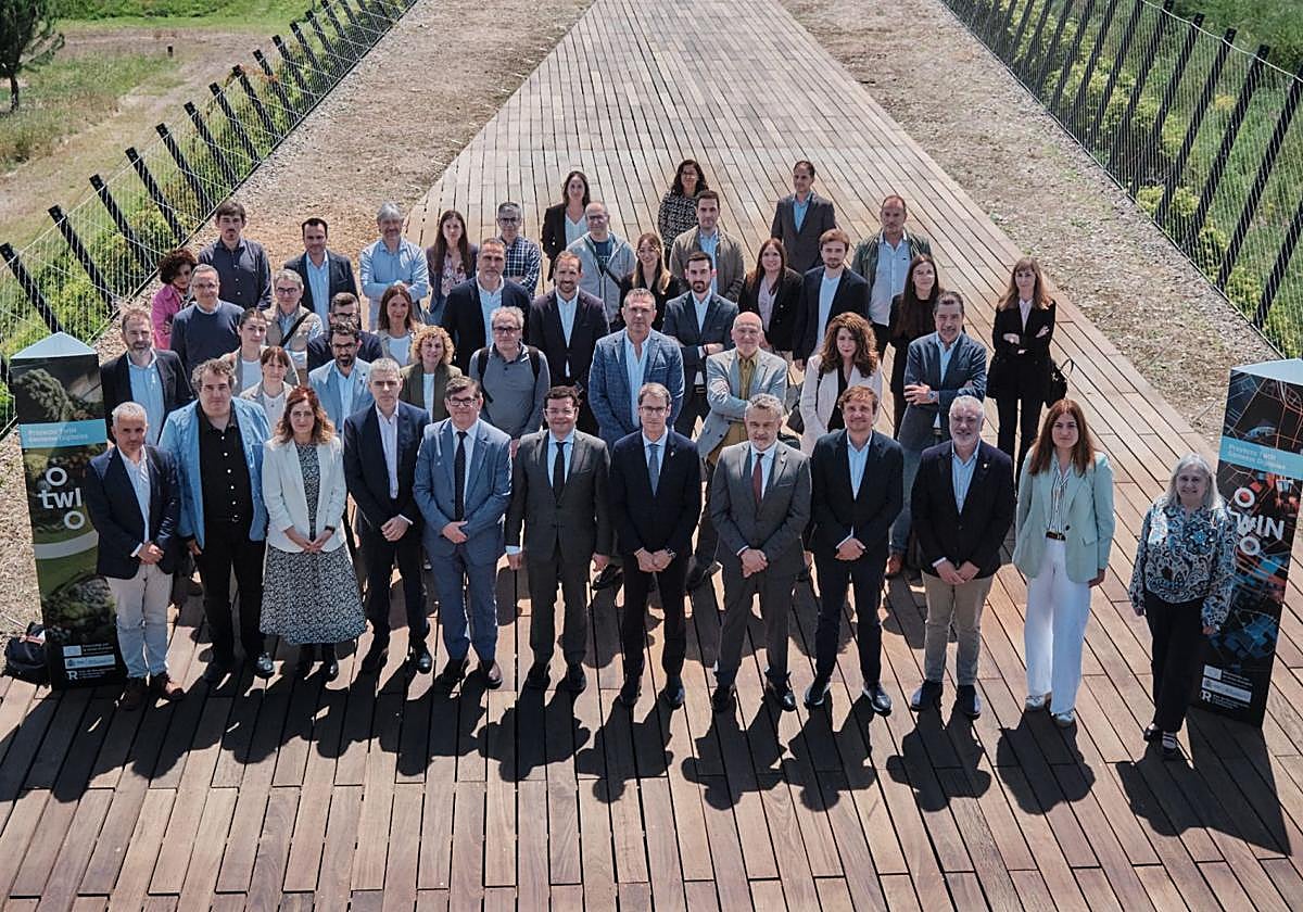 Autoridades riojanas y logroñesas, junto a empresarios de las TIC y representantes de otras regiones involucradas en el proyecto Gemelos Digitales.