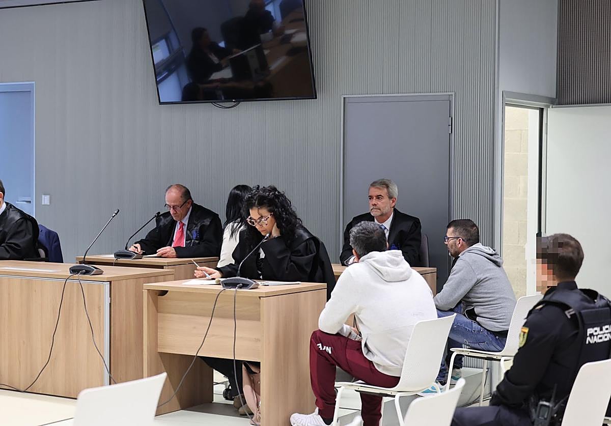 Los acusados, durante la lectura de la sentencia.