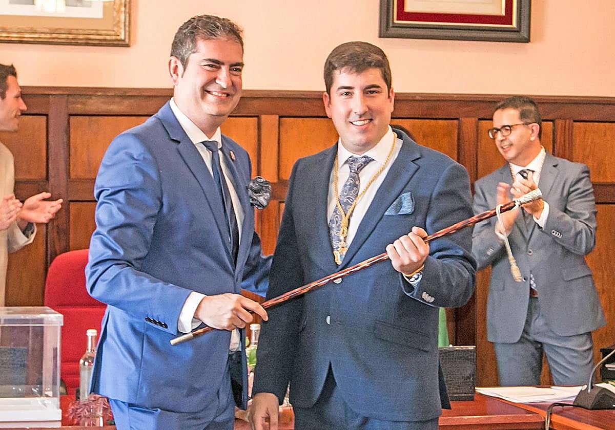 David Mena traspasa el bastón de mando a Raúl Riaño.