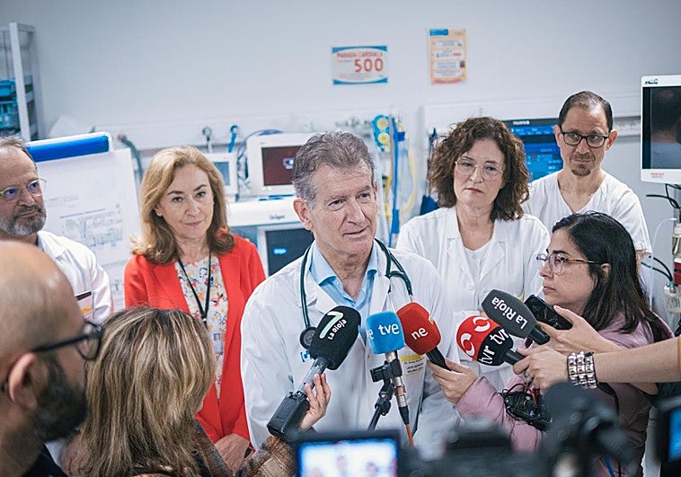 Luis Ángel González atiende a los periodistas, junto a María Martín y responsables médicos.