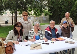 Parte de la renovada directiva de la Asociación de La Baronesa.