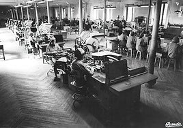 Cigarreras trabajando en la antigua fábrica de tabacos, en el edificio de La Merced en 1967.