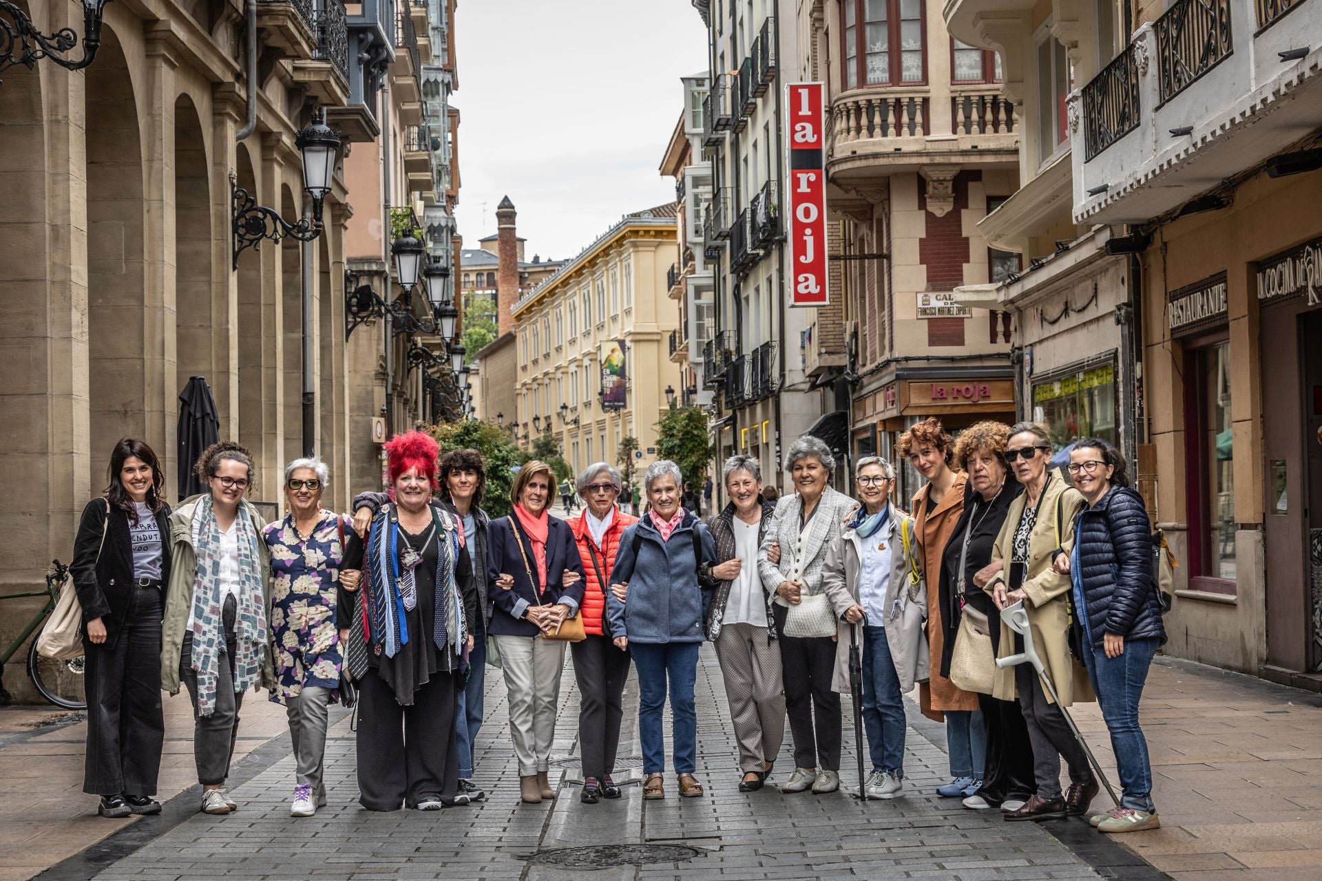 Foto de familia del encuentro y memoria de mujeres extrabajadoras de las fábricas de tabaco de Logroño y San Sebastián, este jueves.